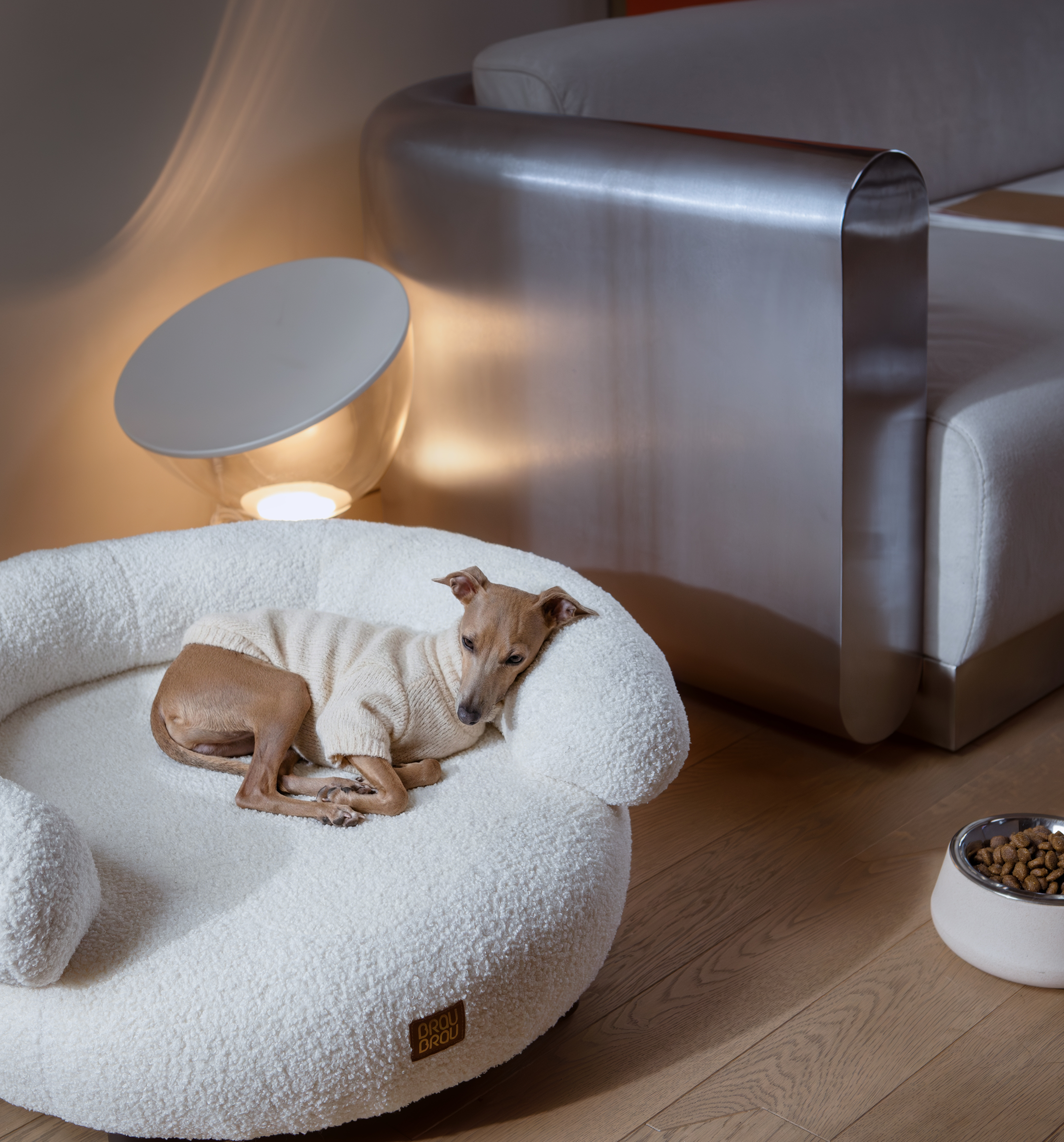 Beiges, geschwungenes Sofa - Bouclé BRAUBRAU für Haustiere (Hunde und Katzen)