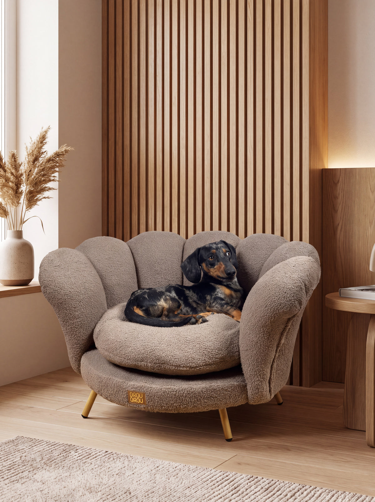 Bouclé-Sofa Cappuccino Flower Braun von BRAUBRAU – für Hunde & Katzen