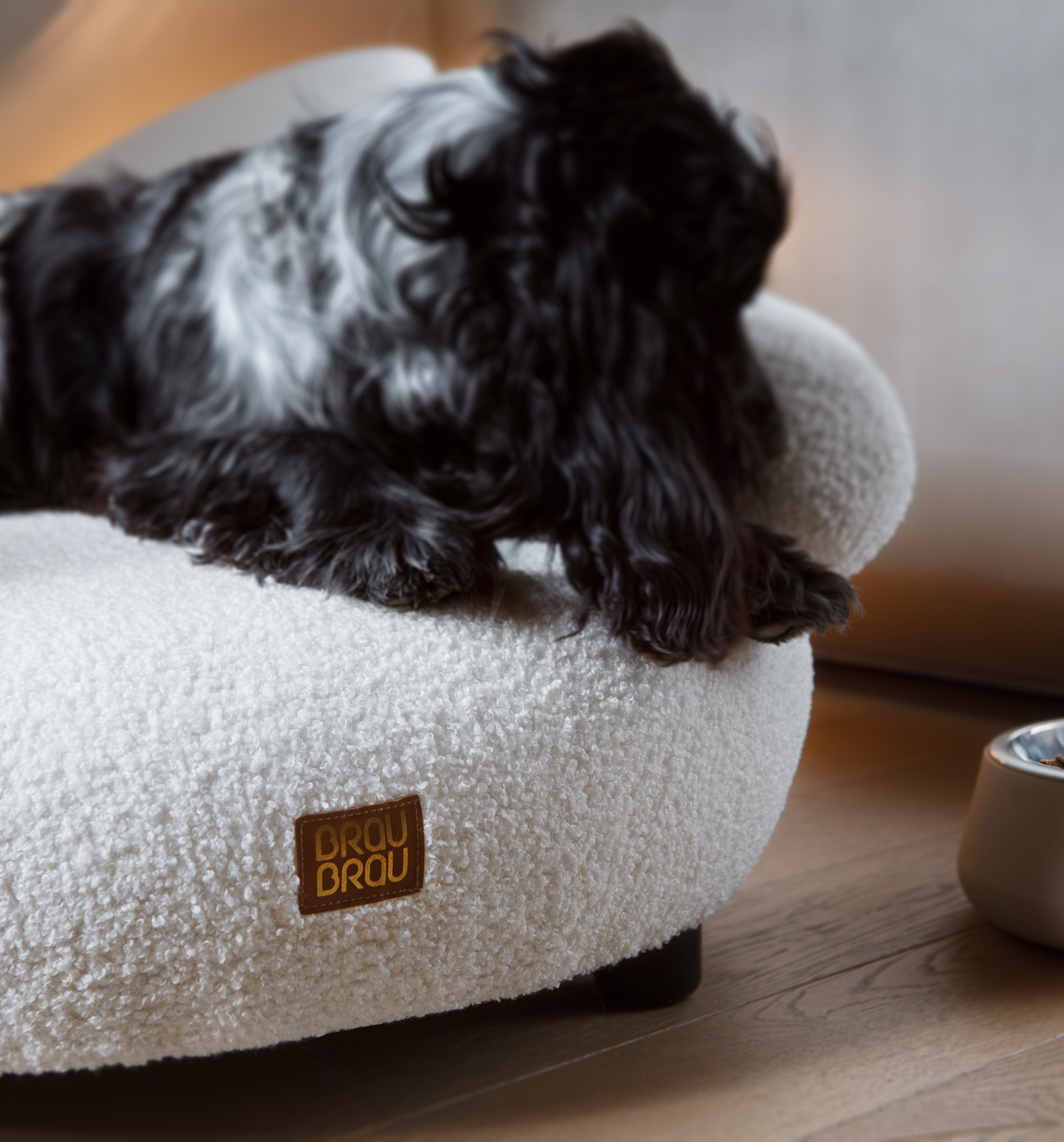 Beiges, geschwungenes Sofa - Bouclé BRAUBRAU für Haustiere (Hunde und Katzen)