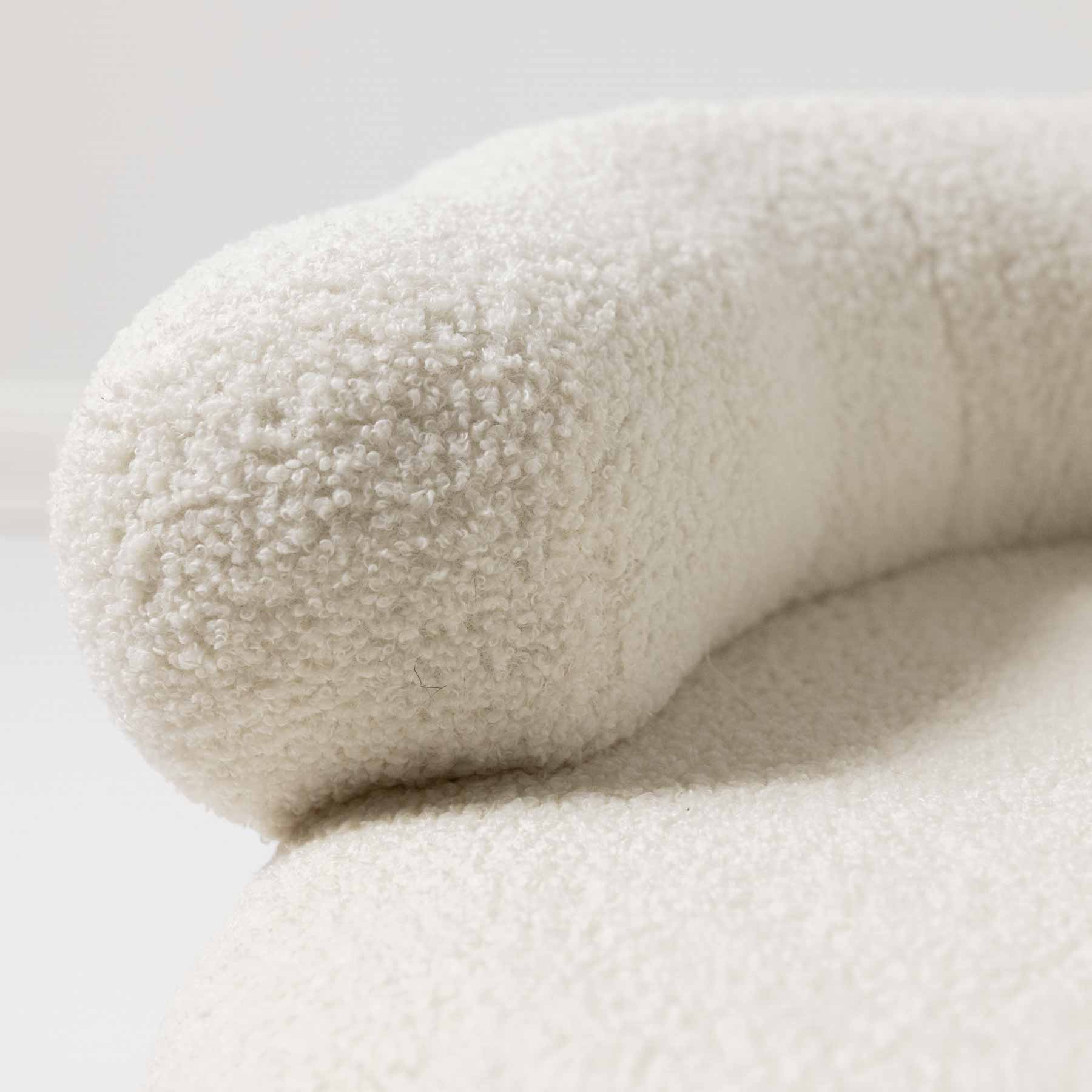 Beiges, geschwungenes Sofa - Bouclé BRAUBRAU für Haustiere (Hunde und Katzen)