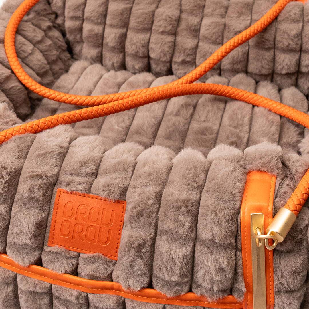 Flauschige Transporttasche für Hunde und Katzen - Modern Faux Grey & Orange Car Bag